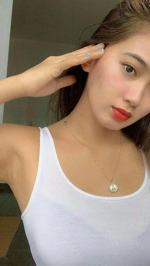 Cô gái cute đeo kính giữa ảnh bướm xinh đẹp