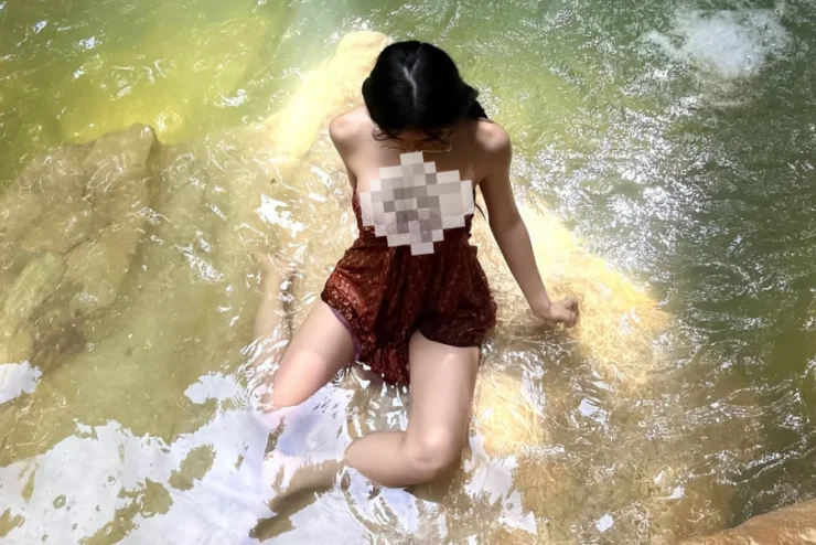 Danh tính "gái xinh tắm suối” với trang phục gây tranh cãi