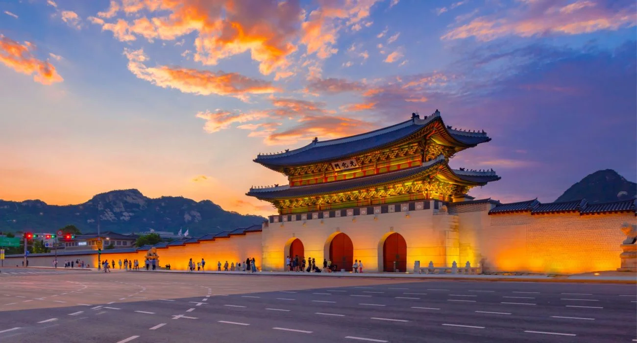 Hình nền máy tính đẹp về cổng Gwanghwamun rực sáng lúc hoàng hôn