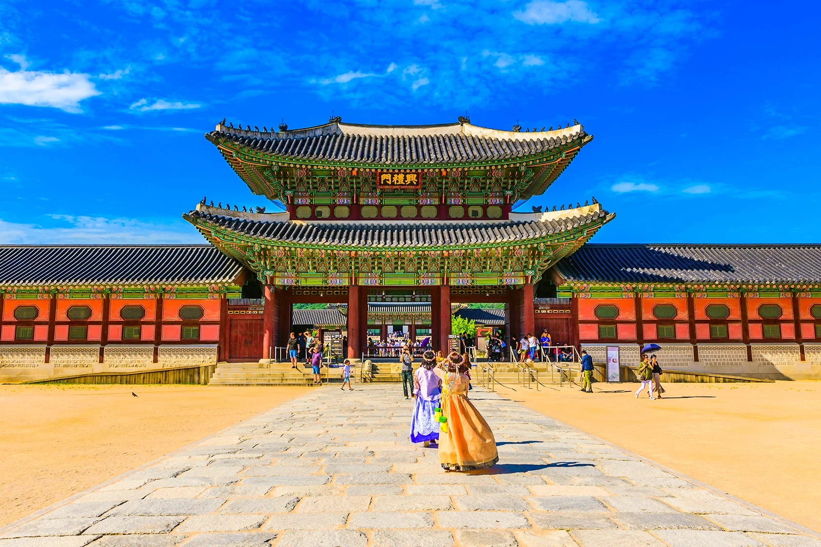 Hình nền máy tính đẹp với cổng cung điện Gyeongbokgung Hàn Quốc, du khách mặc hanbok và bầu trời xanh rực rỡ