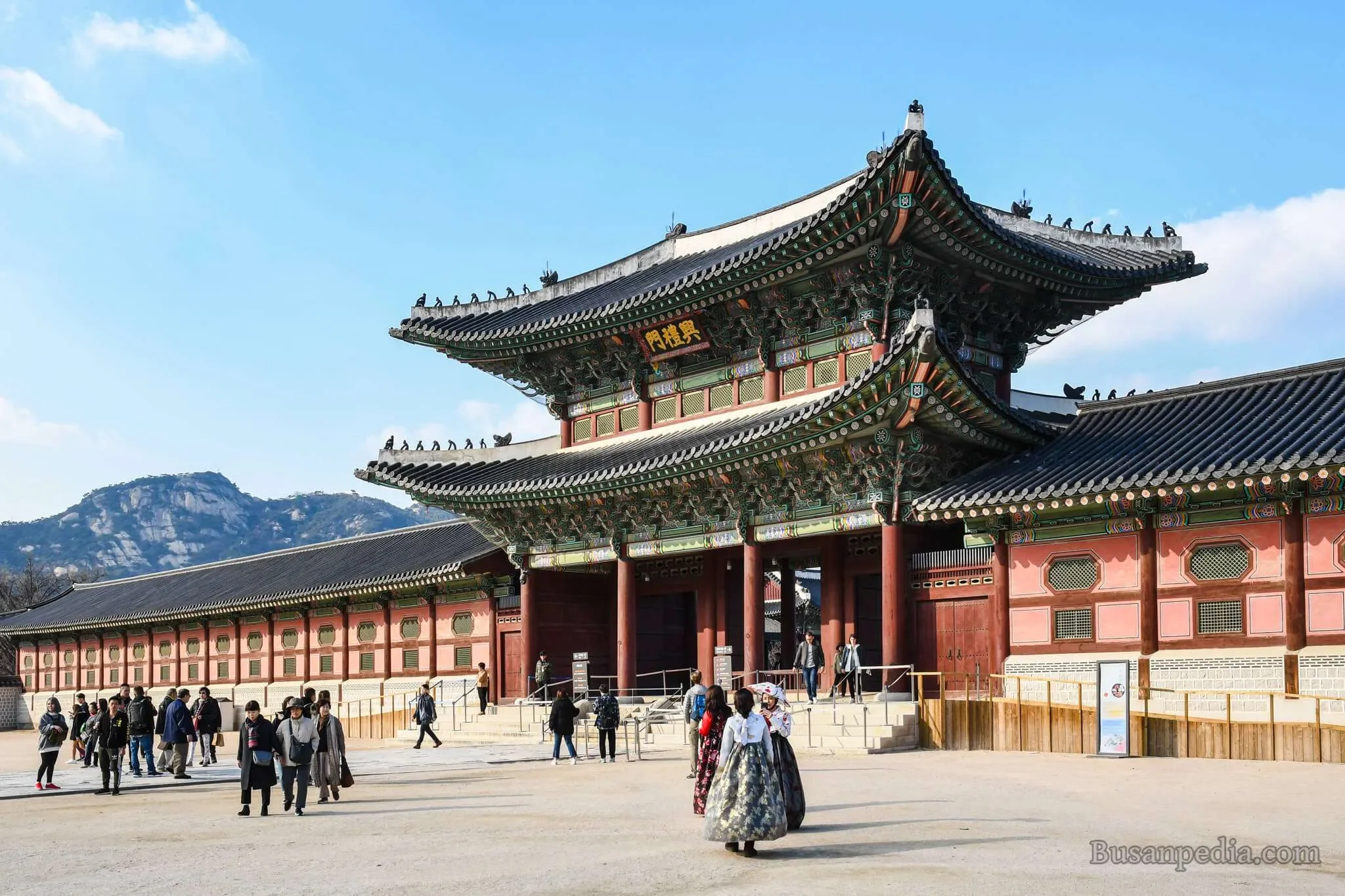 Hình nền cung điện Gyeongbokgung với núi non phía xa