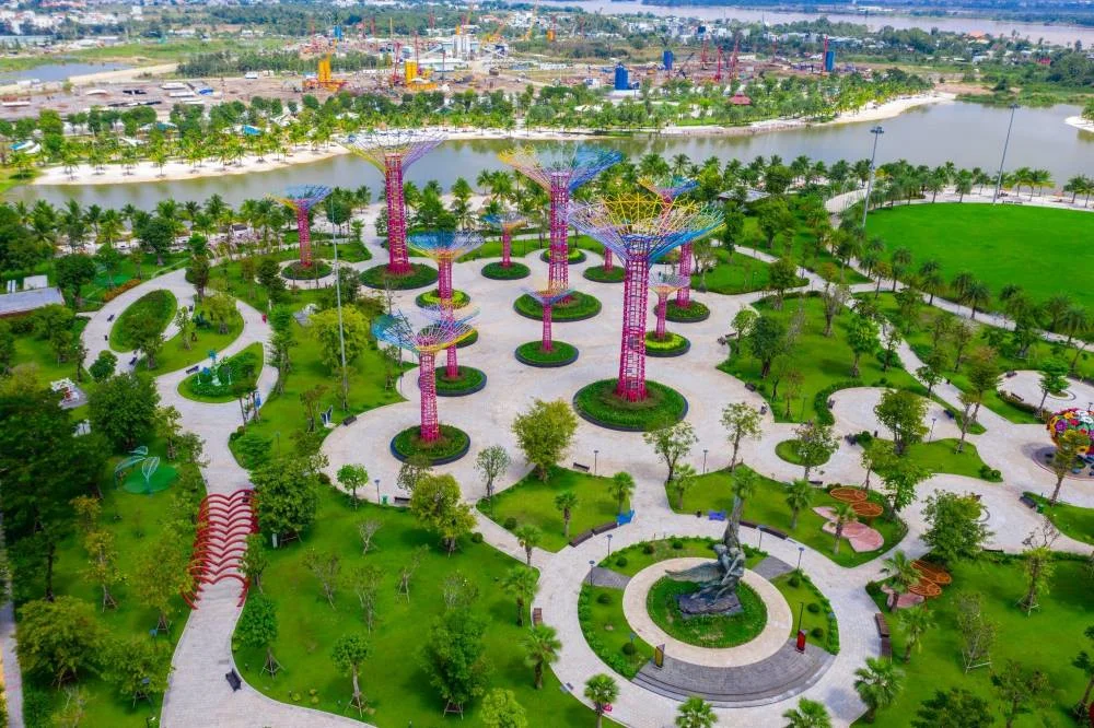 Công viên xanh nhìn từ trên cao với tháp màu hồng