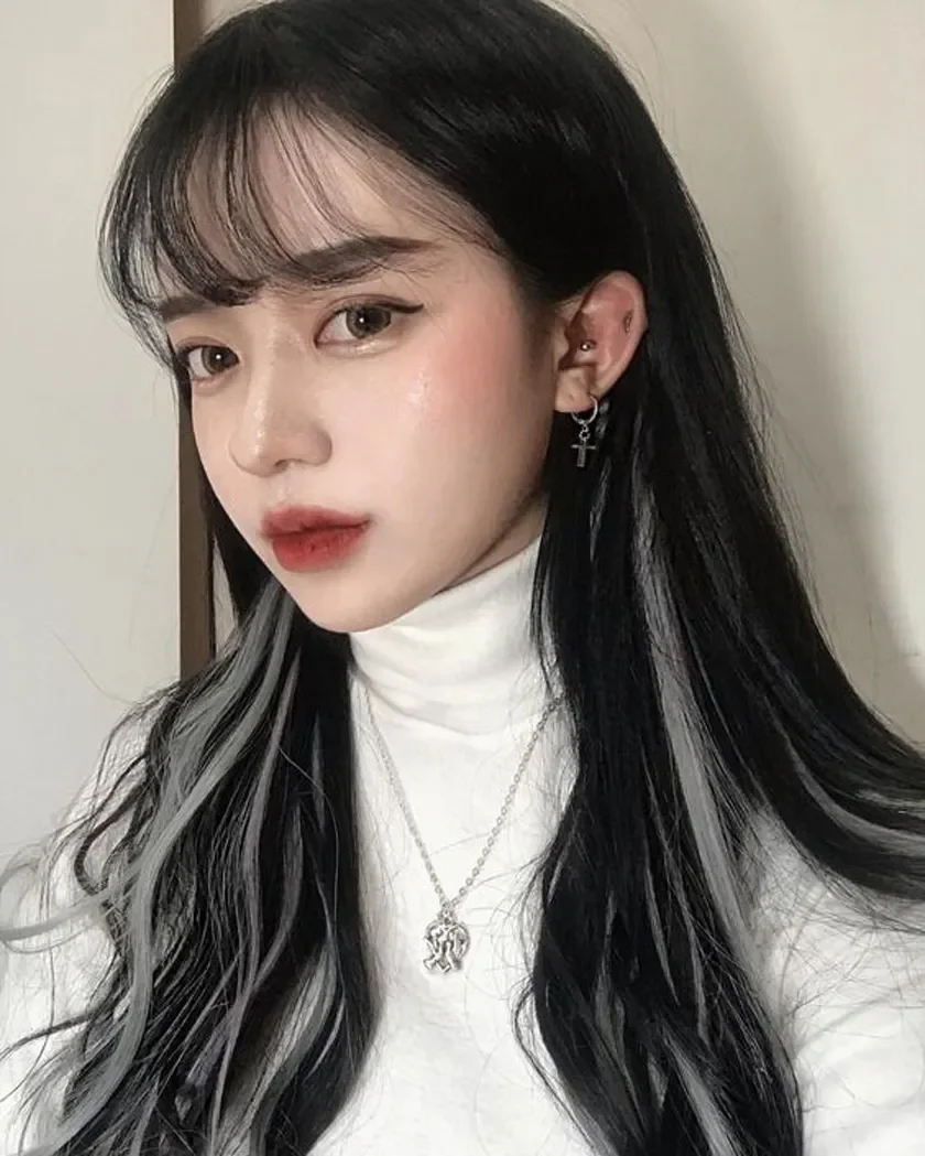 Tóc đen nhuộm highlight màu xám ấn tượng
