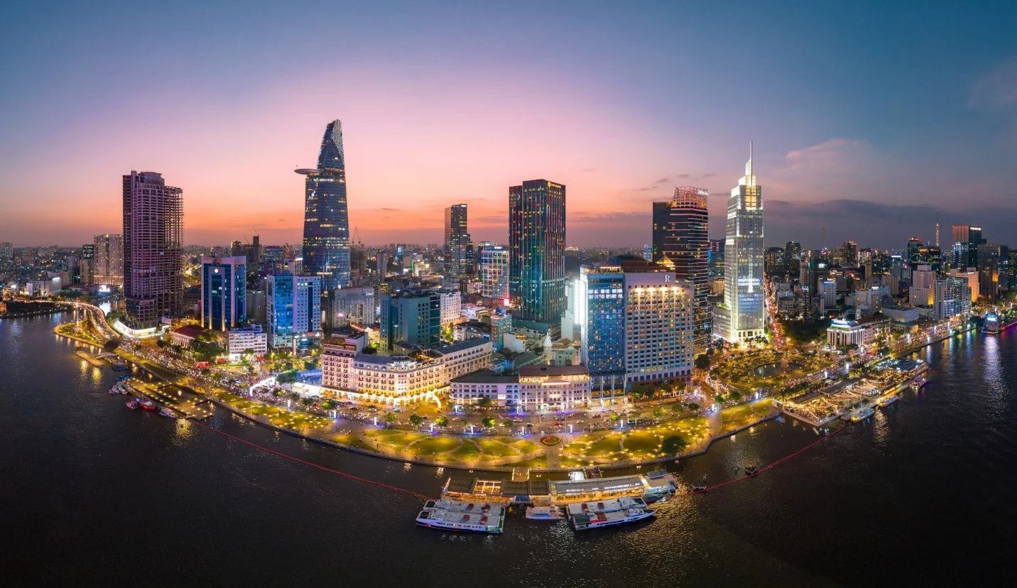 TP.HCM trong khoảnh khắc ngày chuyển sang đêm