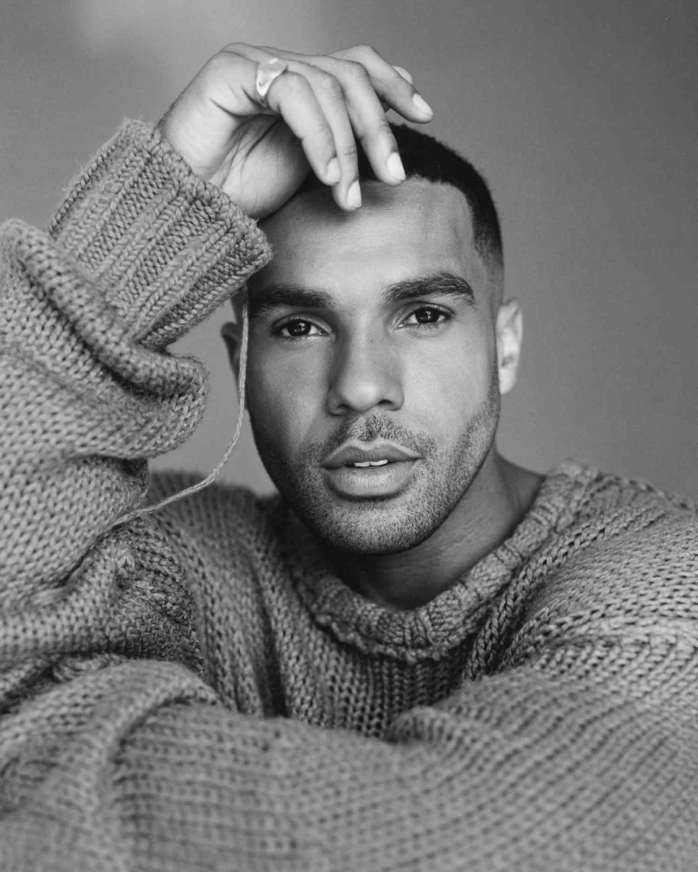 Top gương mặt đẹp trai nhất thế giới 2023: Lucien Laviscount – diễn viên người Anh