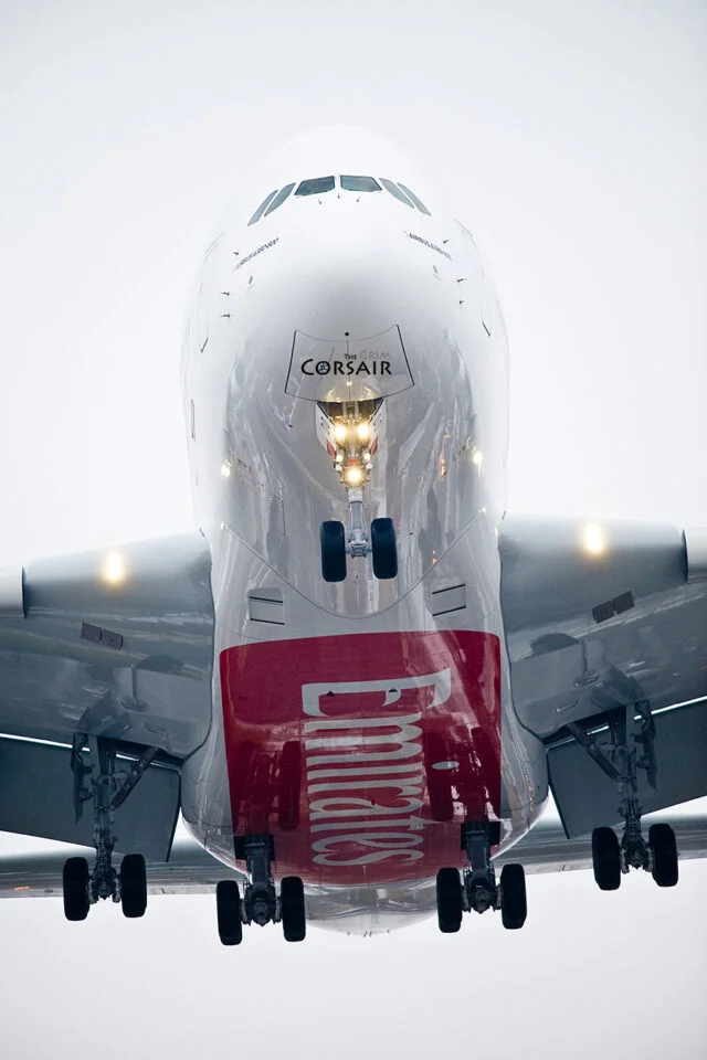 Hình ảnh máy bay Airbus A380 của hãng hàng không Emirates đang hạ cánh nhìn từ phía dưới.