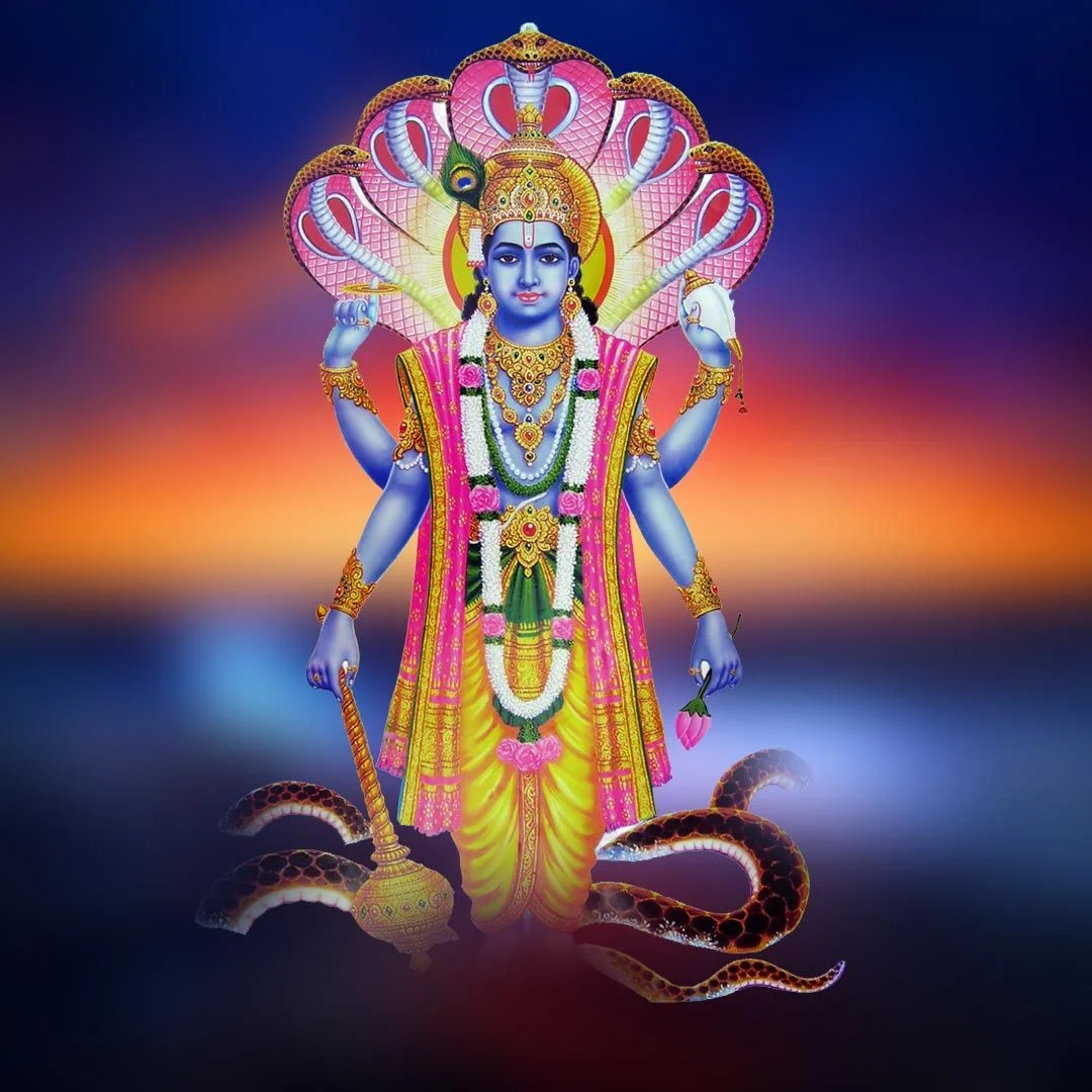 Tranh thần Vishnu đứng trên rắn thần nhiều đầu trong khung cảnh nền trời chuyển sắc
