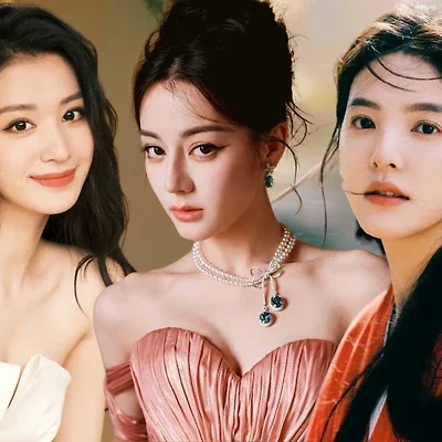 Ảnh chân dung Liễu Như Yên mặc váy dạ hội màu hồng, đứng giữa hai người phụ nữ trong không gian ánh sáng ấm.