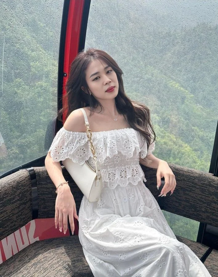 Gái xinh mặc váy trắng trong cabin ngắm phong cảnh tuyệt đẹp