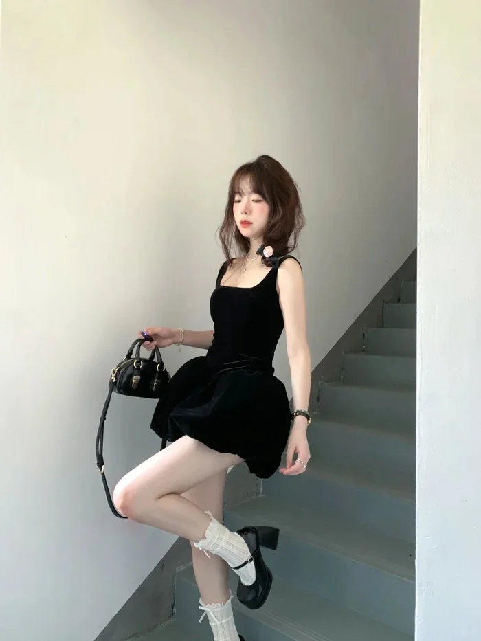 Gái xinh đẹp mặc váy đen
