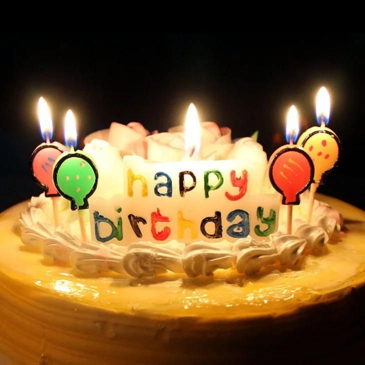 Hình ảnh chiếc bánh kem với nến chữ Happy Birthday làm ảnh chúc mừng sinh nhật đẹp