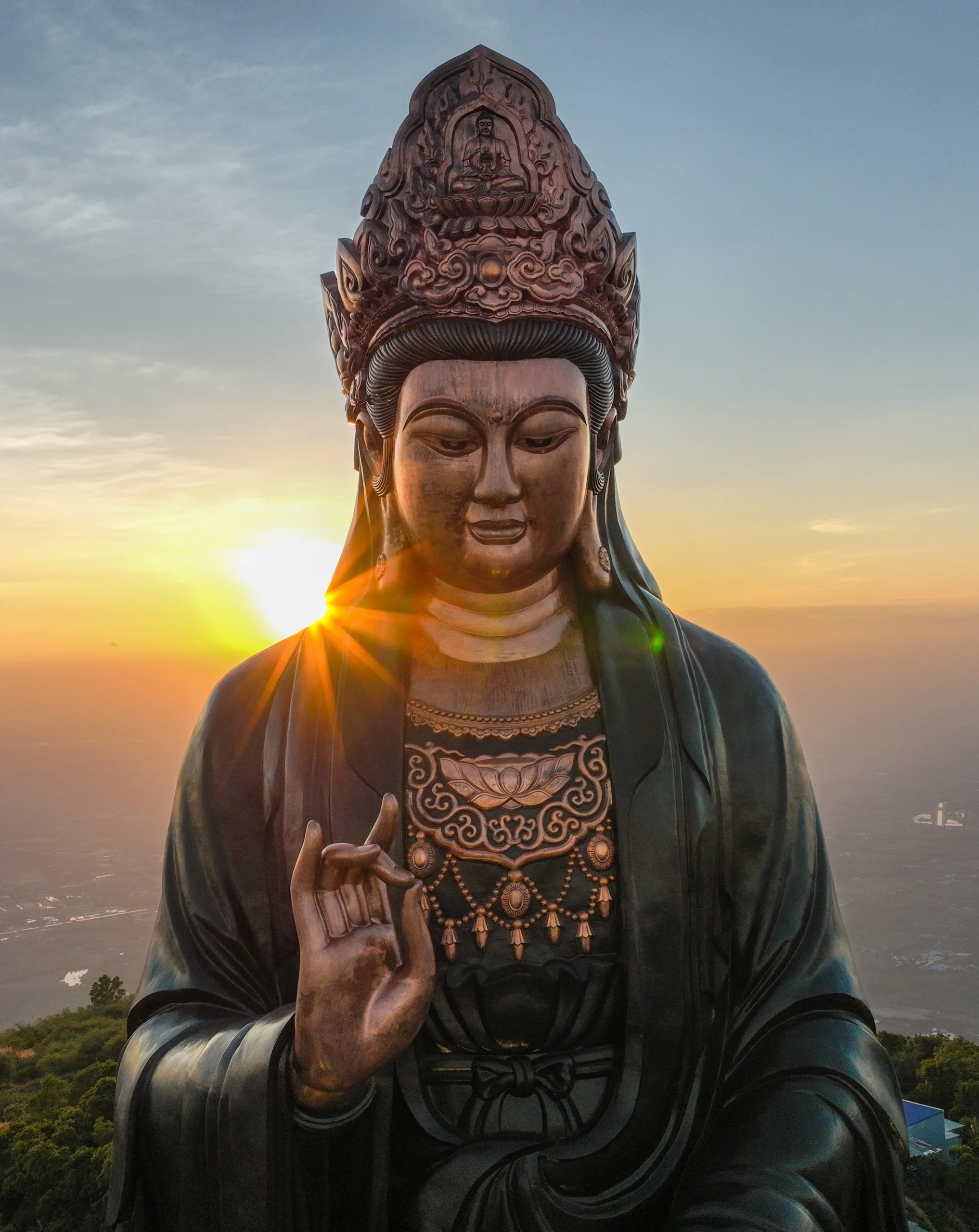 Tượng Phật lớn hướng về phía hoàng hôn trong chủ đề hình ảnh phật