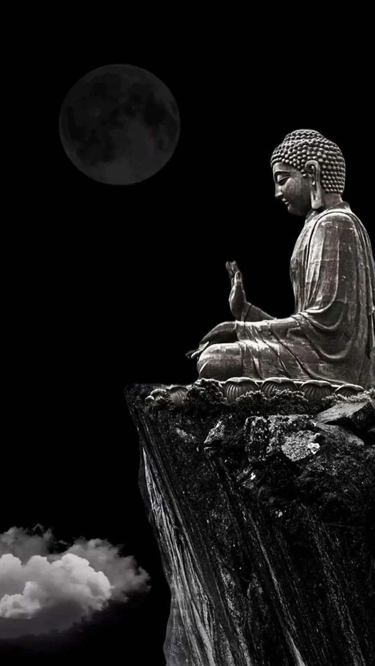 Tượng hình ảnh phật ngồi thiền trên vách núi đêm trăng