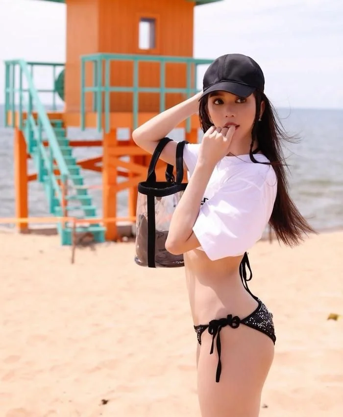 Ngọc Trinh tạo dáng ngọt ngào với bikini