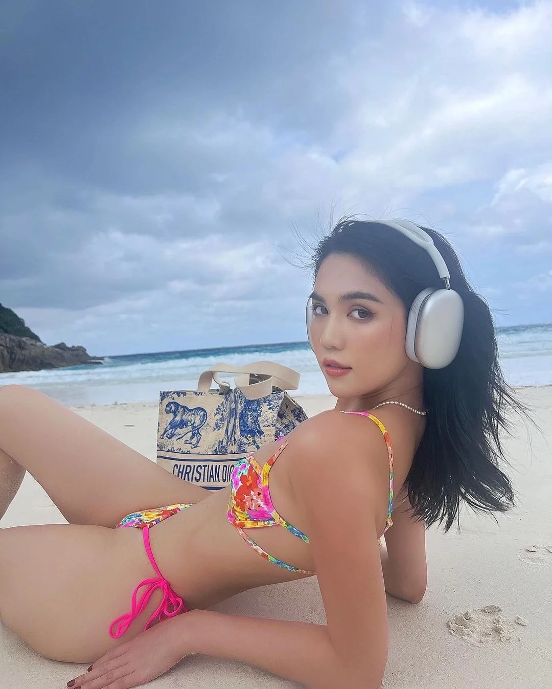 Ngọc Trinh diện bikini đi khắp Thái Lan, cách phối đồ khiến netizen không thể rời mắt